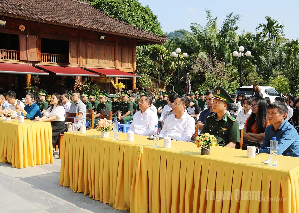 Các đại biểu tham dự triển lãm.