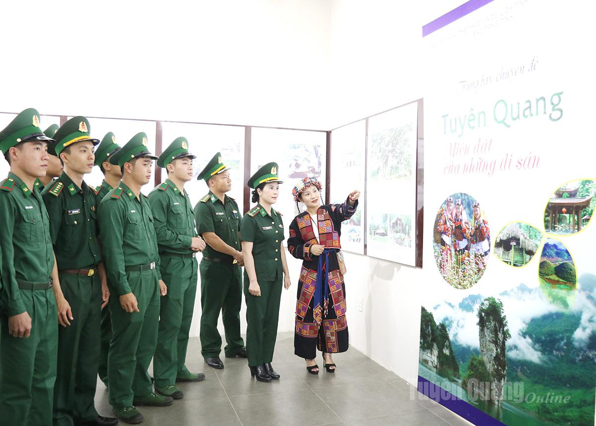 Cán bộ, chiến sỹ Bộ đội Biên phòng xem triển lãm.