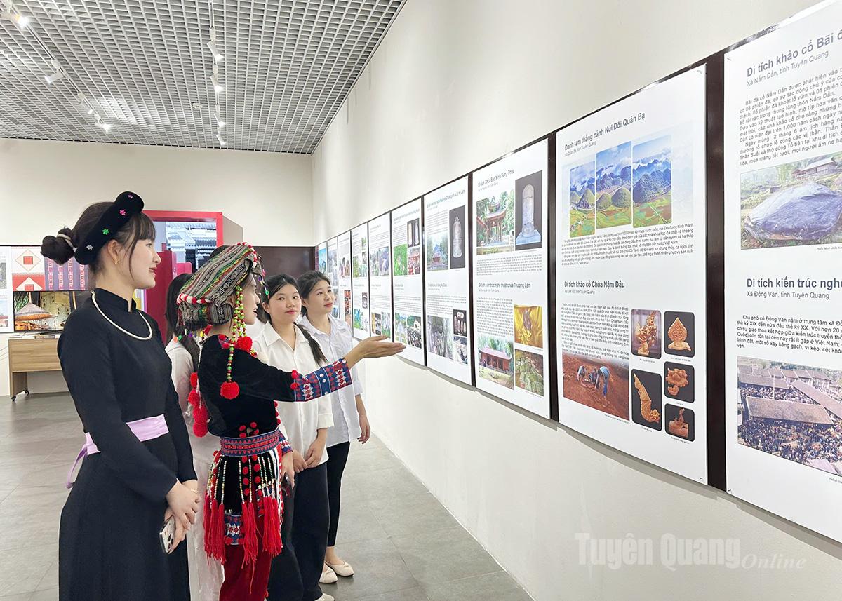 Người dân Phường Hà Giang 1 xem triển lãm.