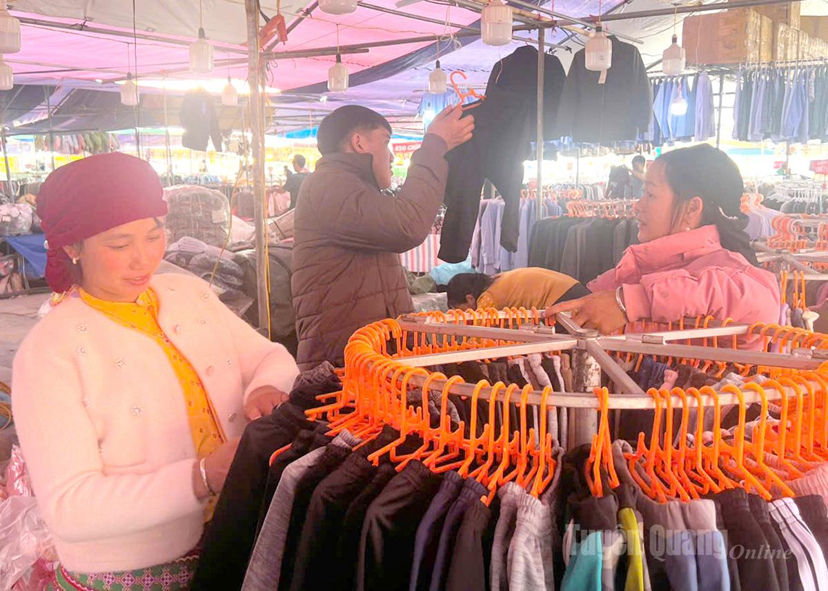 Người dân tham quan, mua sắm tại hội chợ.