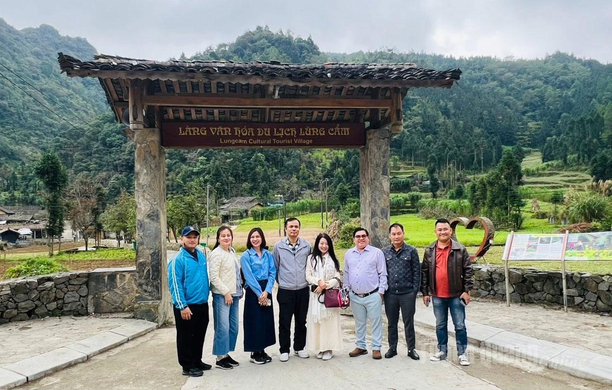 Đoàn khảo sát tại Làng văn hóa du lịch Lũng Cẩm.