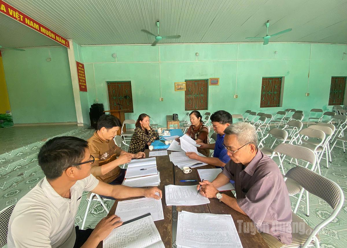 Ban Thanh tra nhân dân xã Tân An tổ chức giám sát việc vận động thu, chi kinh phí đóng góp xây dựng đường bê tông nội đồng tại thôn Tân Bình.