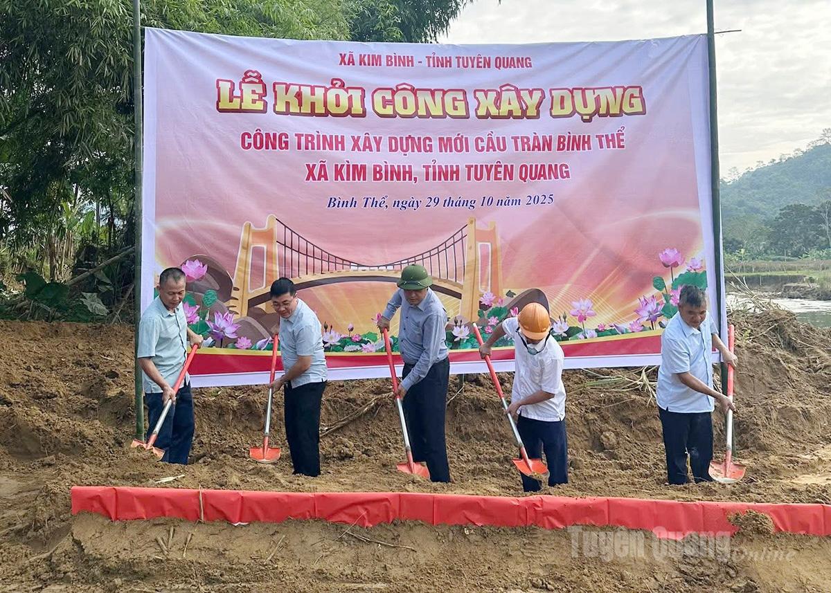 Các đại biểu khởi công xây dựng công trình cầu tràn Bình Thể, xã Kim Bình.