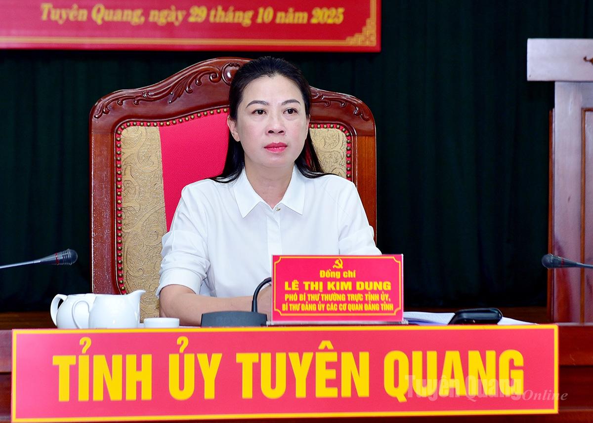 Đồng chí Phó Bí thư Thường trực Tỉnh uỷ Lê Thị Kim Dung dự, chủ trì tại điểm cầu tỉnh Tuyên Quang.