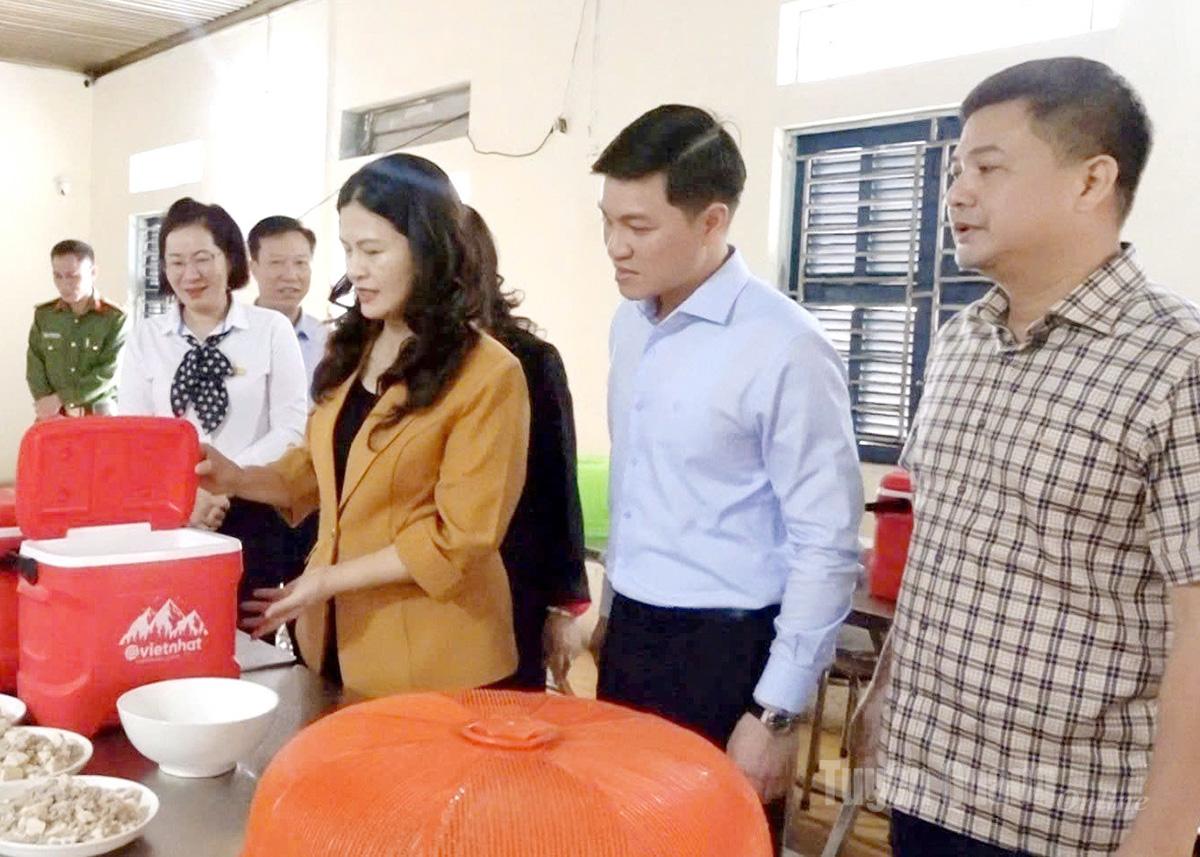 Đoàn kiểm tra bếp ăn tập thể của Trường Phổ thông dân tộc bán trú THCS Quyết Tiến.