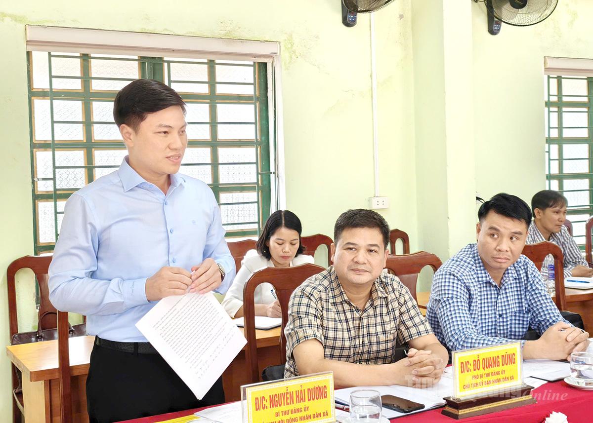 Bí thư xã Quản Bạ Nguyễn Hải Dương báo cáo tình hình tổ chức bộ máy sau sáp nhập.