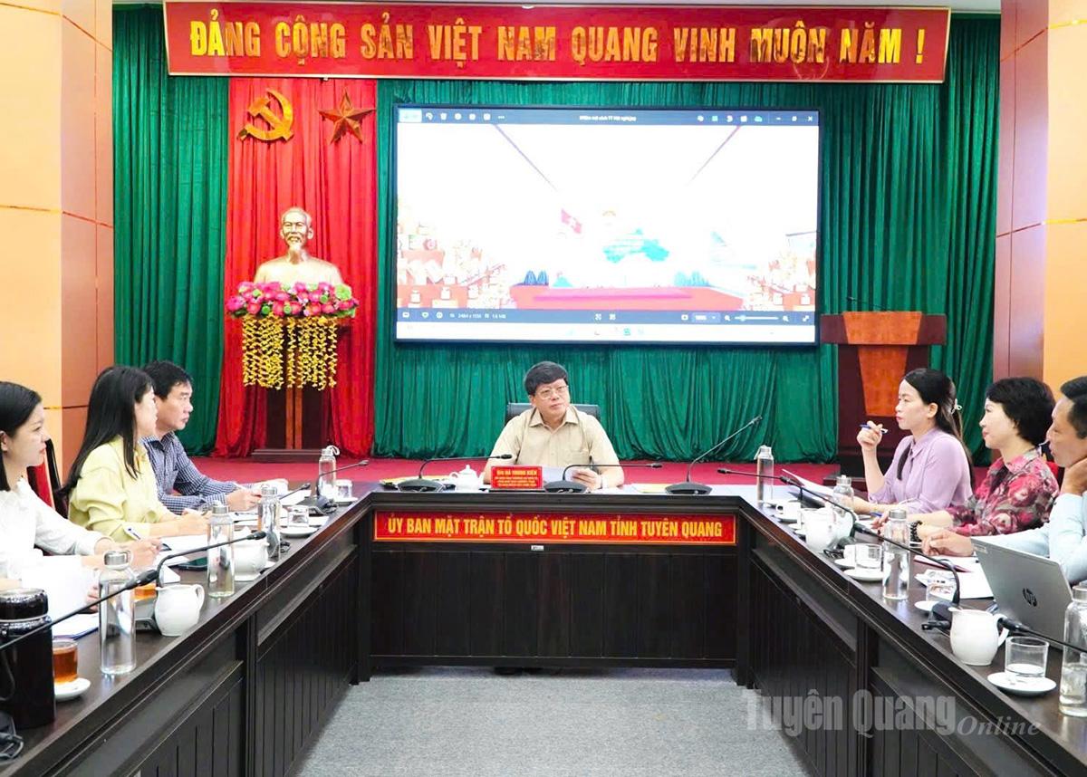 Đồng chí Hà Trung Kiên, Ủy viên Ban Thường vụ Tỉnh ủy, Phó Chủ tịch Thường trực Ủy ban MTTQ Việt Nam tỉnh chủ trì cuộc họp.