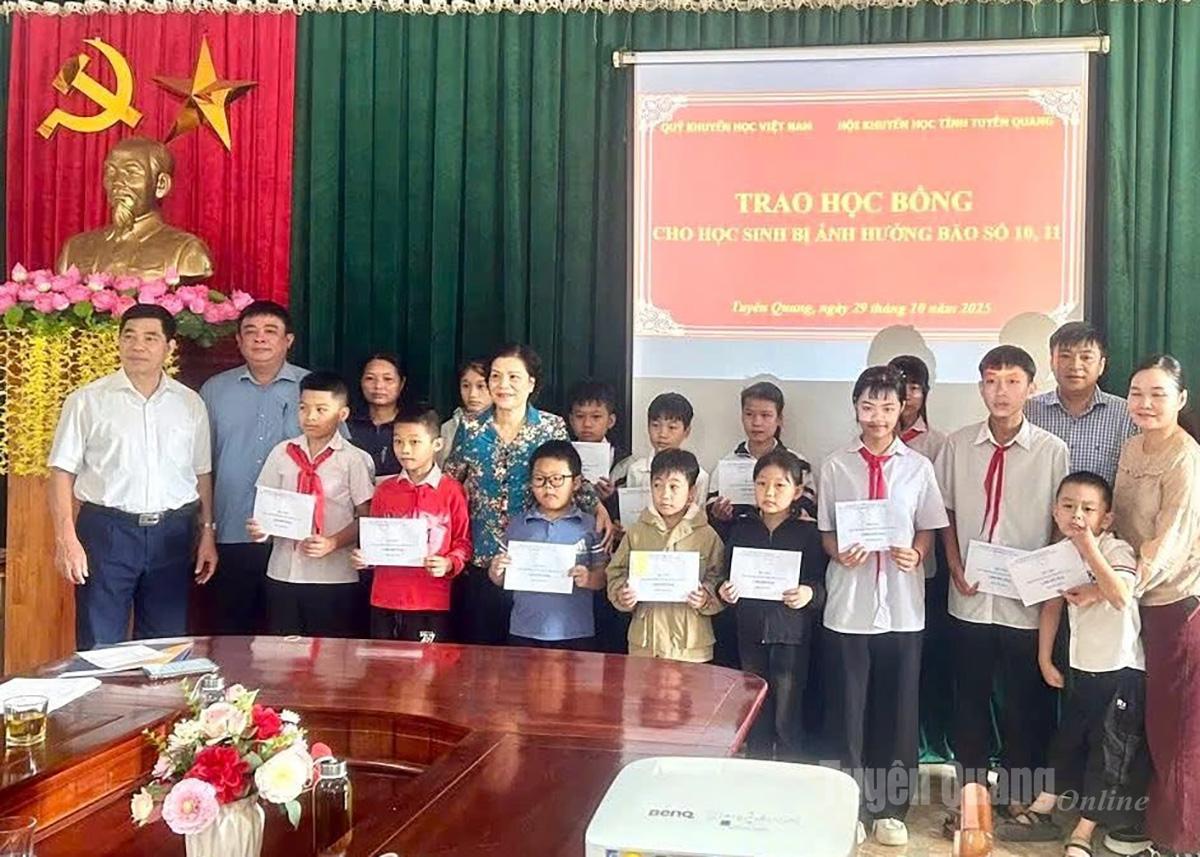 Lãnh đạo Hội Khuyến học tỉnh trao học bổng cho các em học sinh xã Chiêm Hoá.