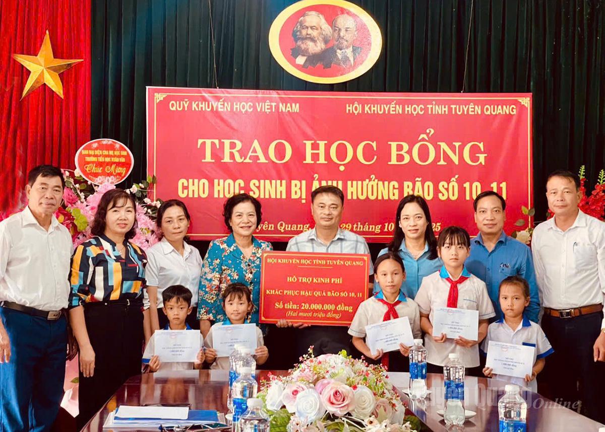 Lãnh đạo Hội Khuyến học tỉnh trao hỗ trợ cho Trường Tiểu học Xuân Vân và học sinh xã Xuân Vân có hoàn cảnh khó khăn bị ảnh hưởng do mưa lũ.