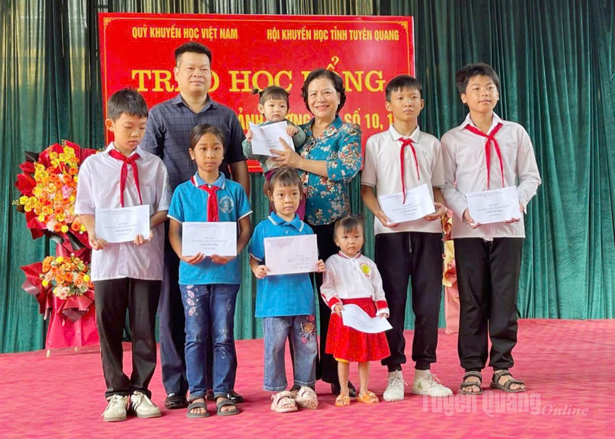 Lãnh đạo Hội Khuyến học tỉnh trao học bổng hỗ trợ học sinh trên địa bàn xã Nà Hang bị ảnh hưởng do cơn bão số 10 và số 11.