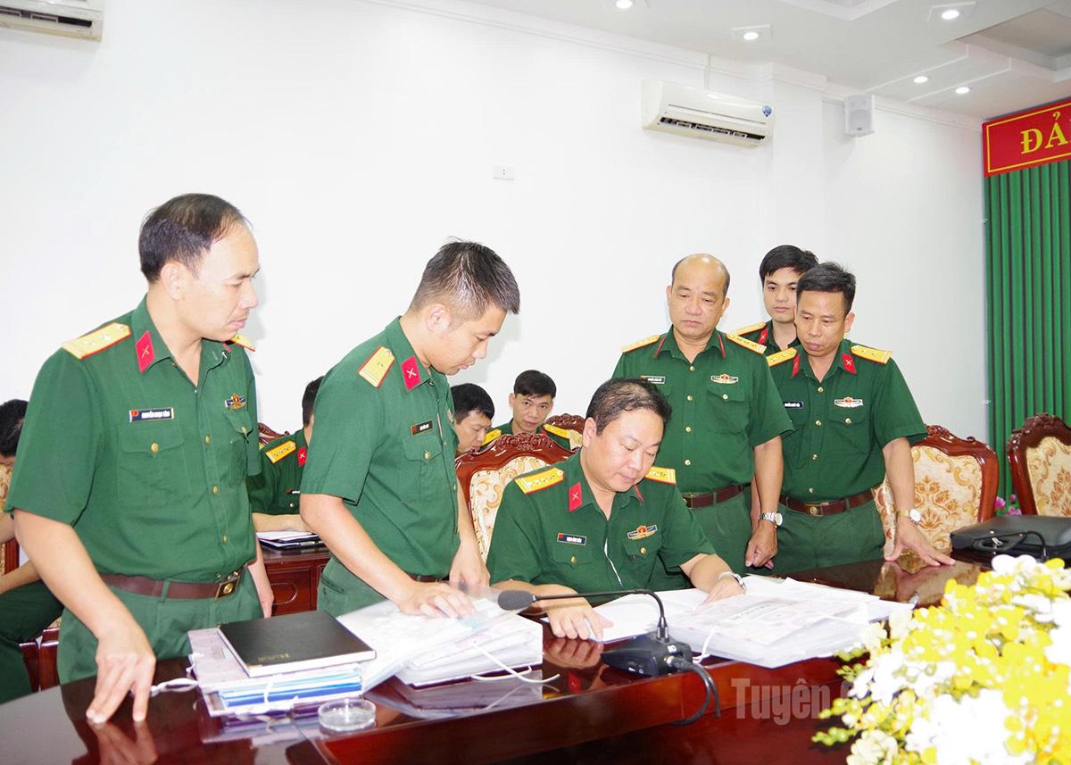 Đoàn kiểm tra các mặt công tác tại Bộ CHQS tỉnh.