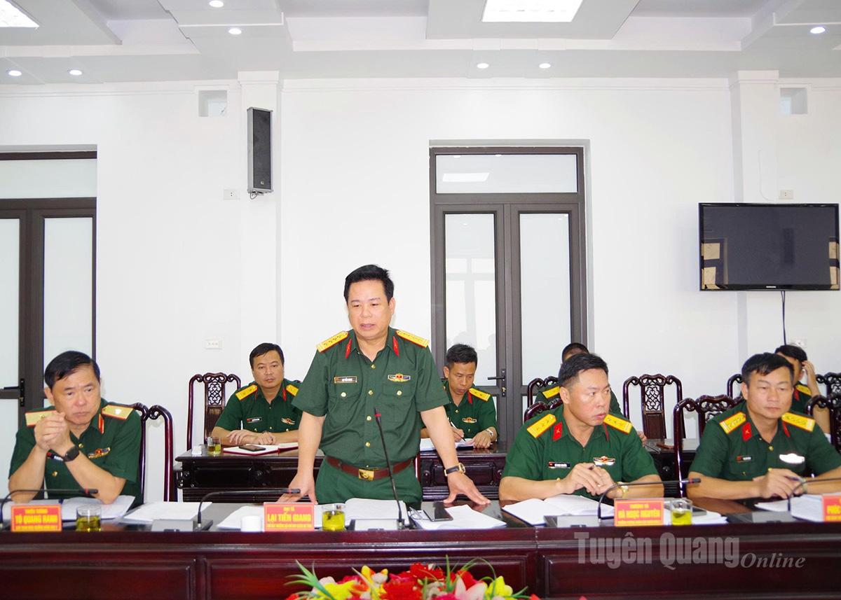 Đồng chí Chỉ huy trưởng Bộ CHQS tỉnh Lại Tiến Giang phát biểu tại buổi làm việc.