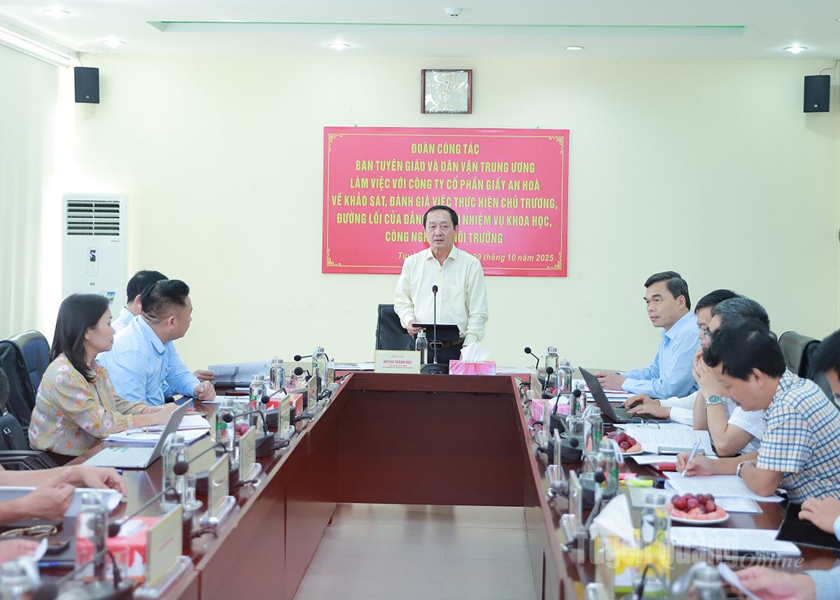 Đoàn công tác làm việc với lãnh đạo Công ty Cổ phần Giấy An Hoà.