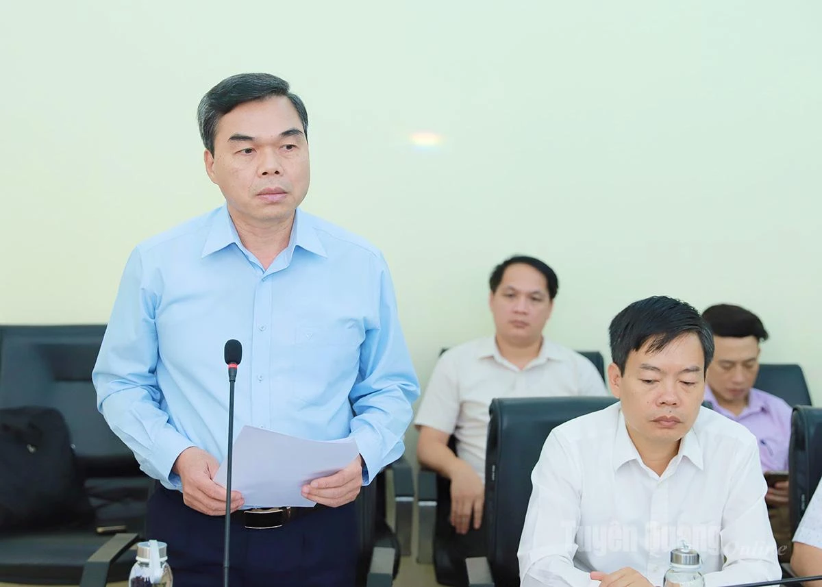 Phó Bí thư Tỉnh uỷ, Chủ tịch Uỷ ban MTTQ tỉnh Ma Thế Hồng phát biểu tại buổi khảo sát, làm việc tại Công ty Cổ phần Giấy An Hoà.