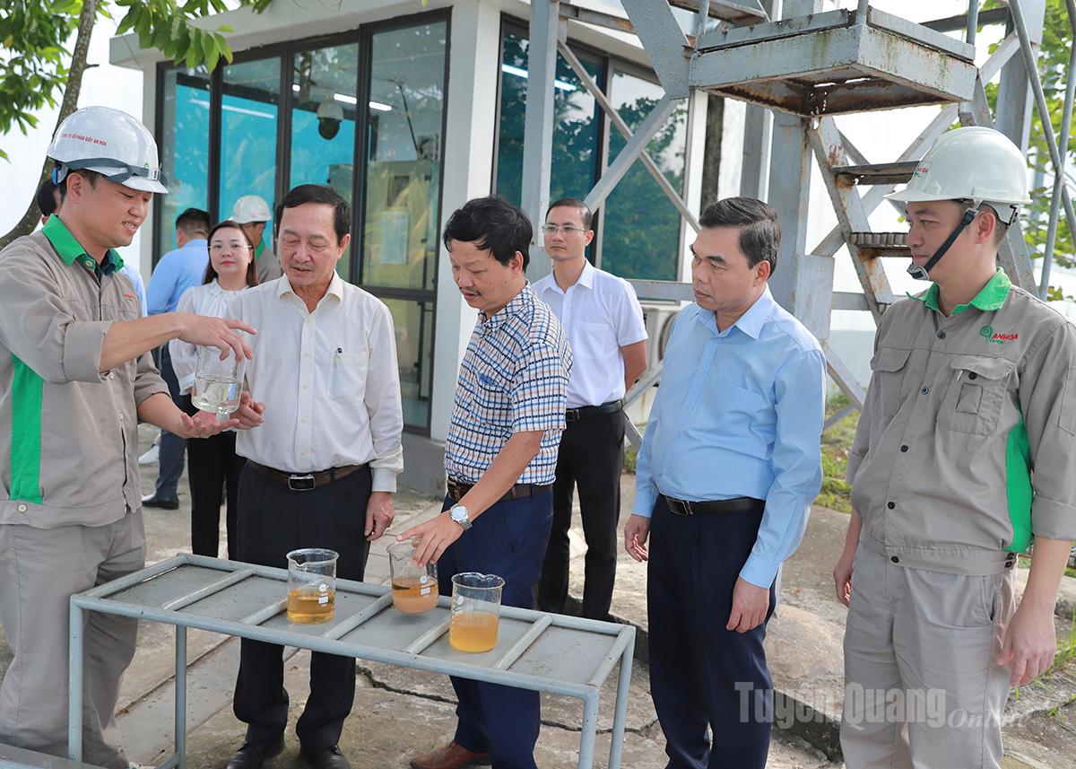 Đoàn công tác kiểm tra khu vực xả nước thải và chất lượng nước thải trong quá trình sản xuất giấy sau khi được xử lý.