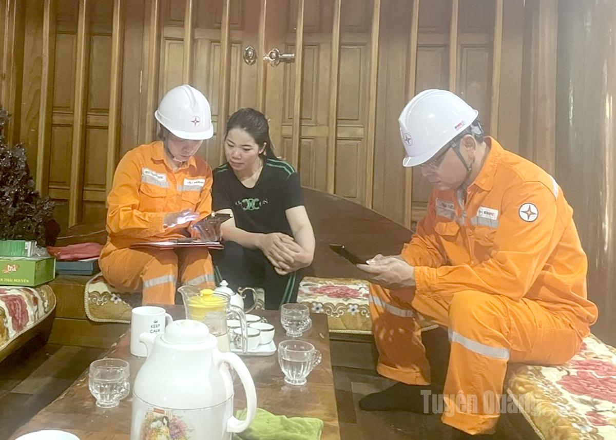 Cán bộ Đội Quản lý điện lực khu vực Hà Giang tuyên truyền người dân thanh toán tiền điện không dùng tiền mặt.