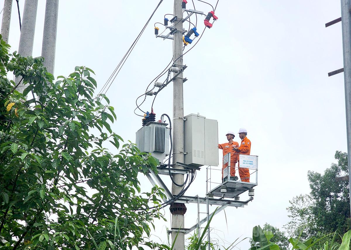 Công nhân Công ty Điện lực Tuyên Quang kiểm tra vận hành hệ thống lưới điện.