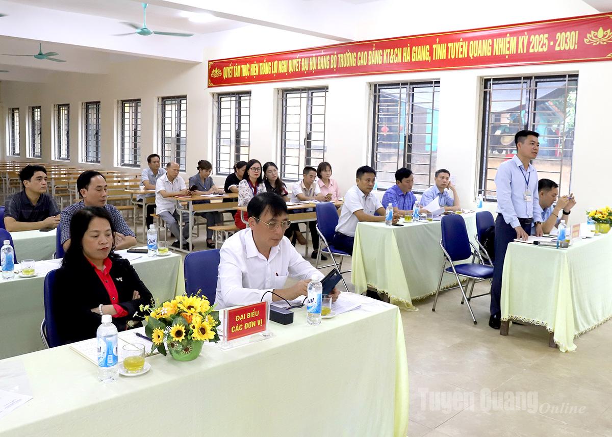 Lãnh đạo Trường Cao đẳng Kỹ thuật và Công nghệ Hà Giang báo cáo tóm tắt tình hình nhà trường với đoàn công tác