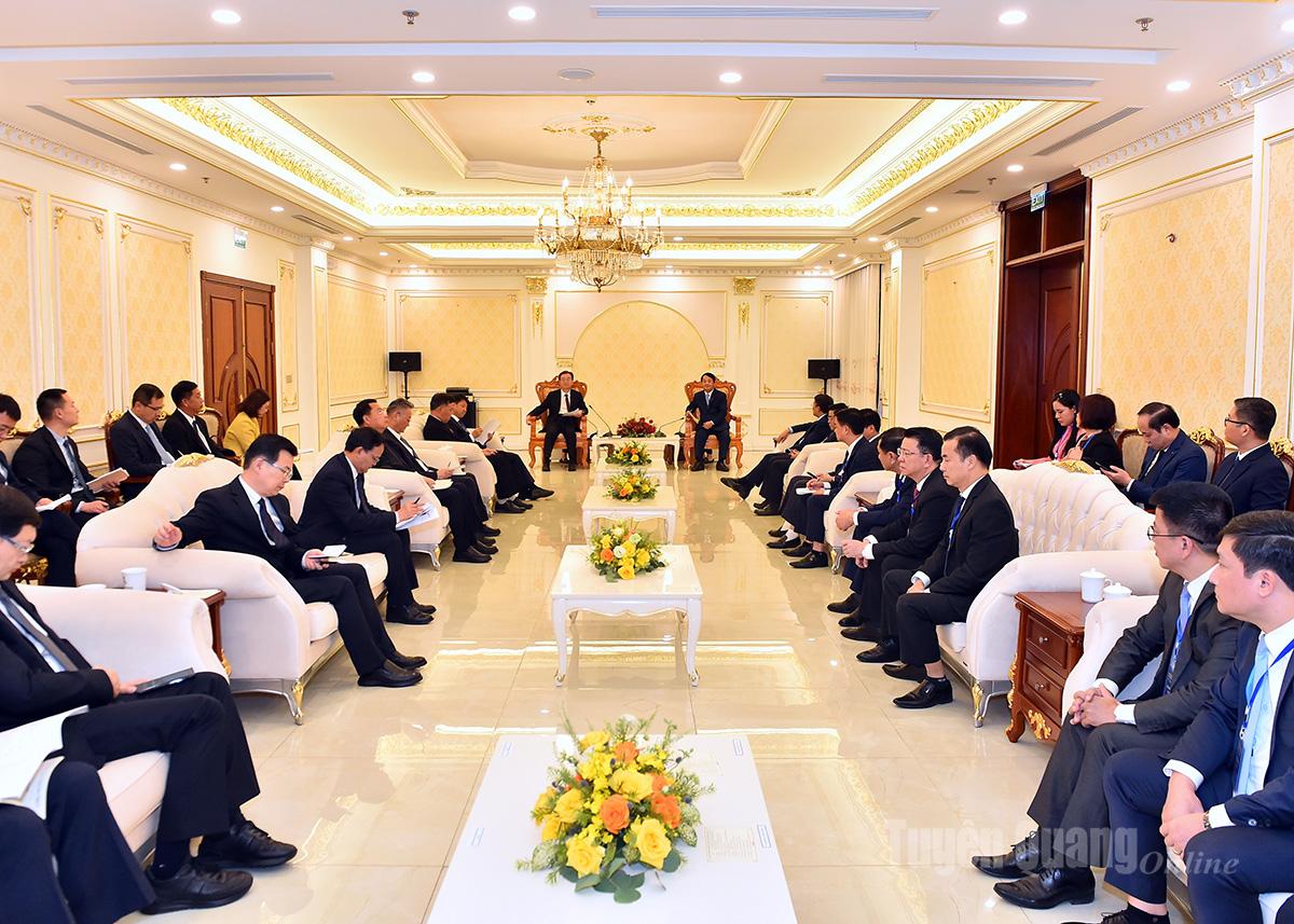 Overview of the bilateral meeting between Tuyen Quang Party Secretary Hau A Lenh and Yunnan Party Secretary Wang Ning.