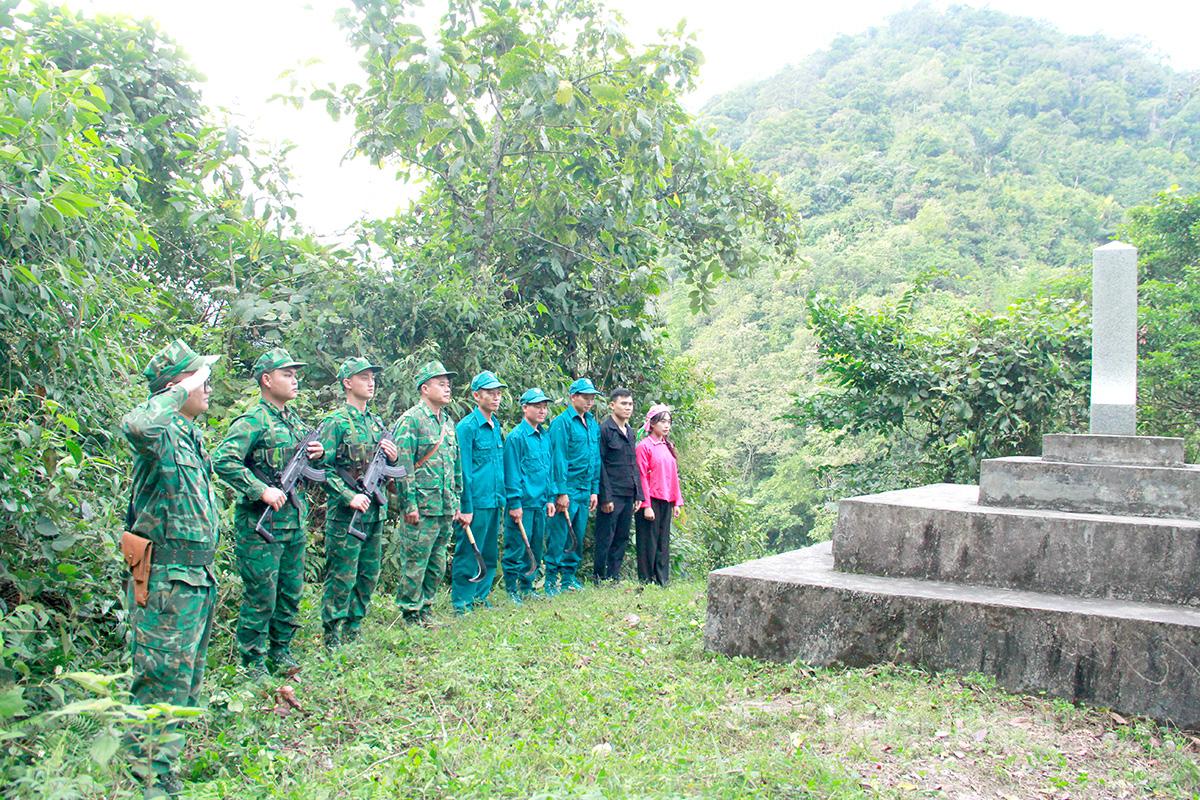 Bộ đội biên phòng phối hợp với dân quân tự vệ và người dân xã Sơn Vĩ tuần tra đường biên, mốc giới.
