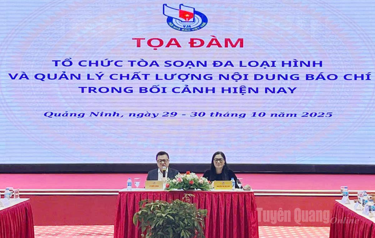 Các đồng chí lãnh đạo Hội Nhà báo Việt Nam chủ trì tọa đàm.