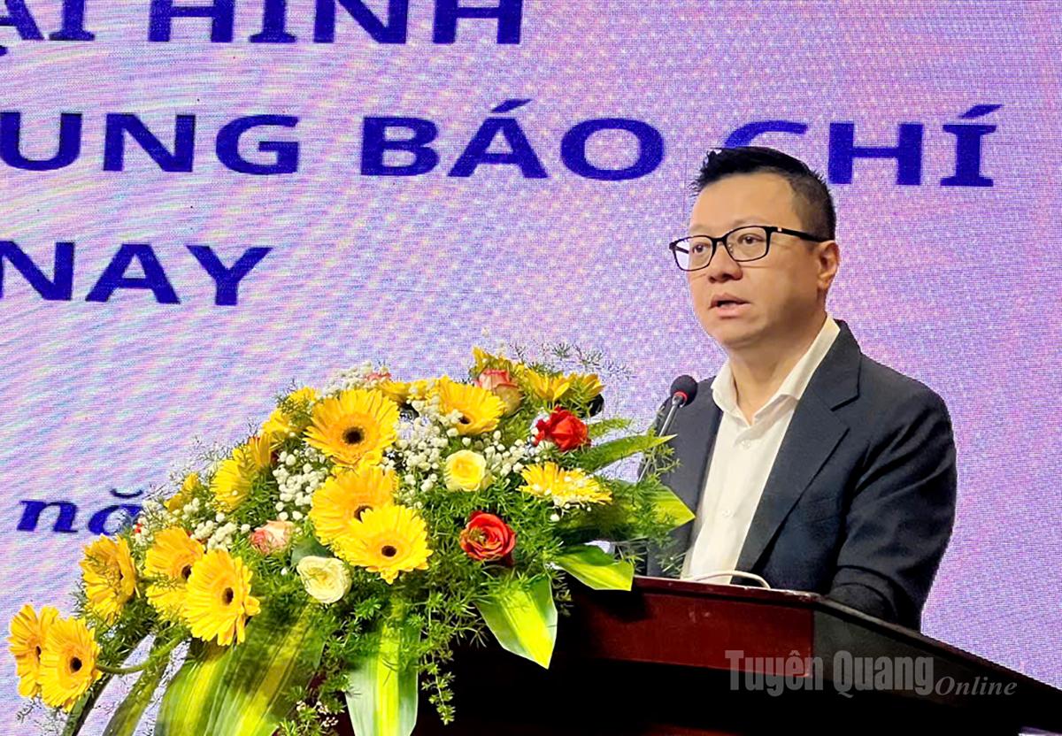 Đồng chí Lê Quốc Minh, Ủy viên BCH Trung ương Đảng, Tổng Biên tập Báo Nhân Dân, Phó Trưởng Ban Tuyên giáo và Dân vận Trung ương, Chủ tịch Hội Nhà báo Việt Nam phát biểu tại tọa đàm.
