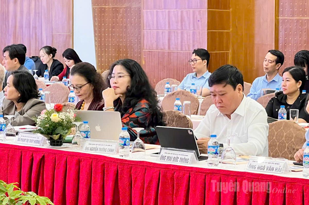 Đồng chí Mai Đức Thông, Ủy viên BHC Đảng bộ tỉnh, Tổng Biên tập Báo và phát thanh, truyền hình, Chủ tịch Hội Nhà báo tỉnh Tuyên Quang dự tọa đàm.