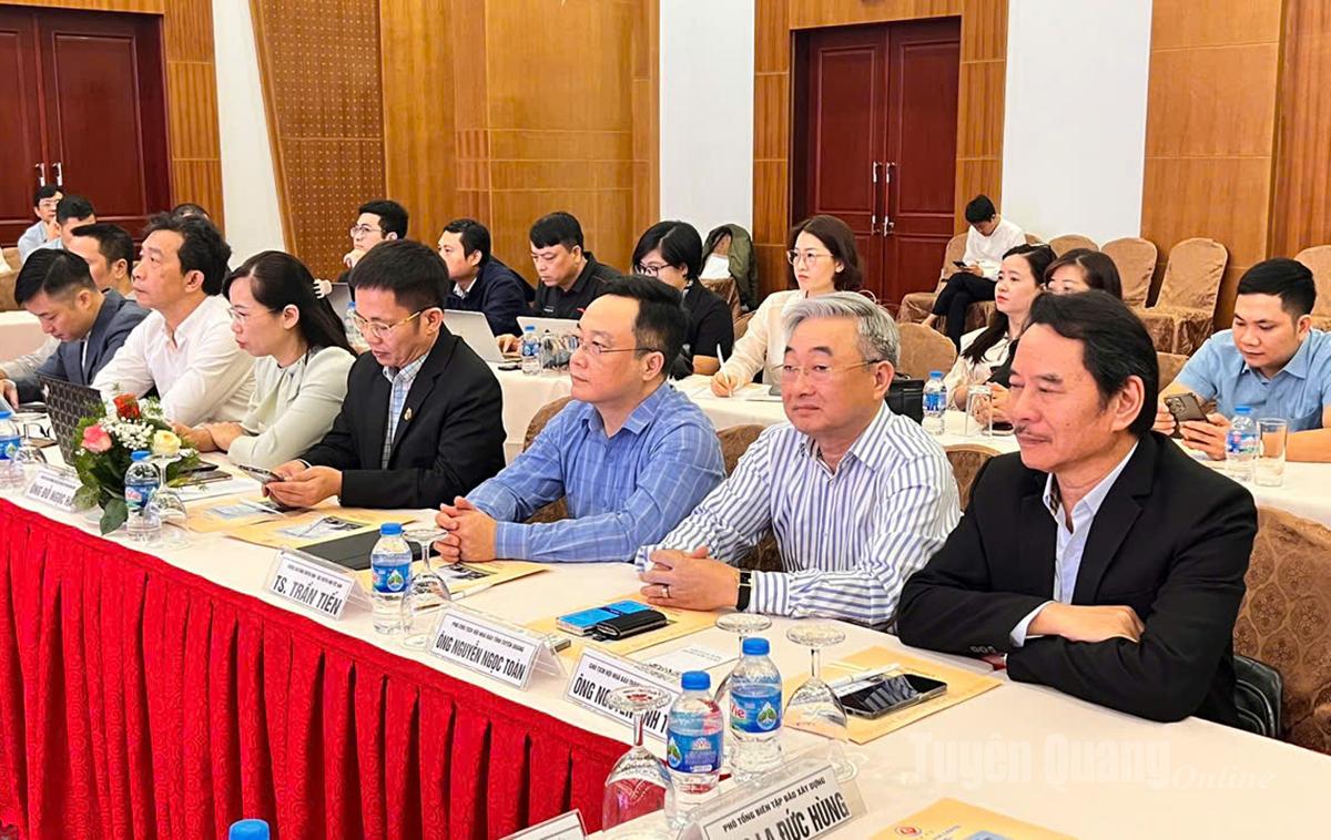 Đồng chí Phó Chủ tịch Hội Nhà báo tỉnh Nguyễn Ngọc Toàn và đại biểu dự tọa đàm.