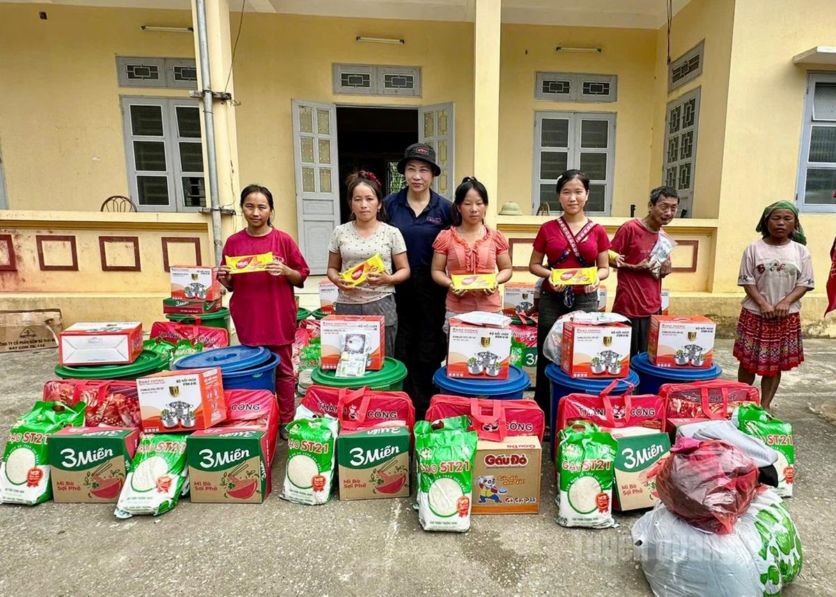 Trạm cứu hộ trái tim, thành phố Hà Nội trao quà cho người dân xã Kiến Thiết.