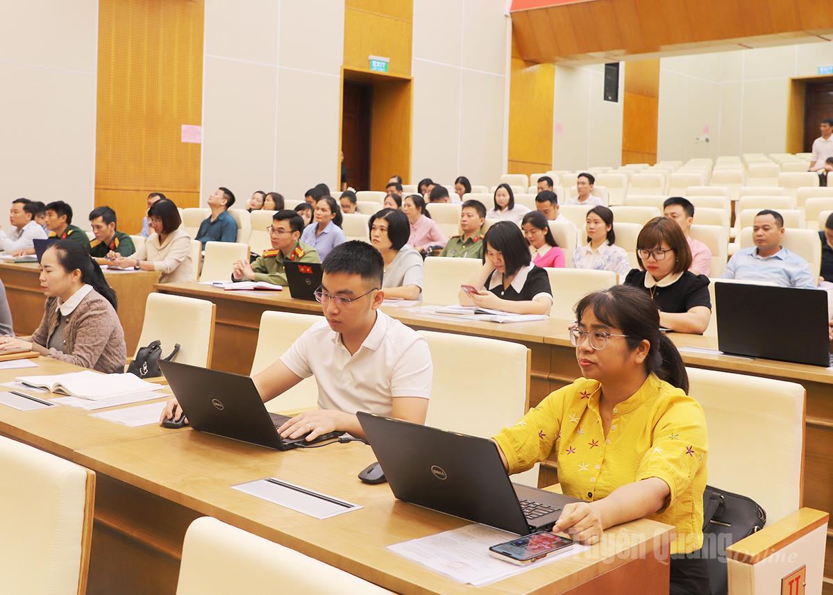 Các học viên thực hành chỉnh lý, số hóa tài liệu trên máy tính.