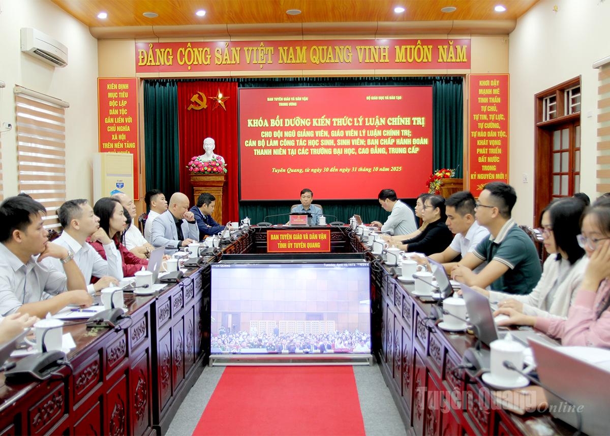 Lãnh đạo Ban Tuyên giáo và Dân vận Tỉnh ủy chủ trì tại điểm cầu tỉnh Tuyên Quang.