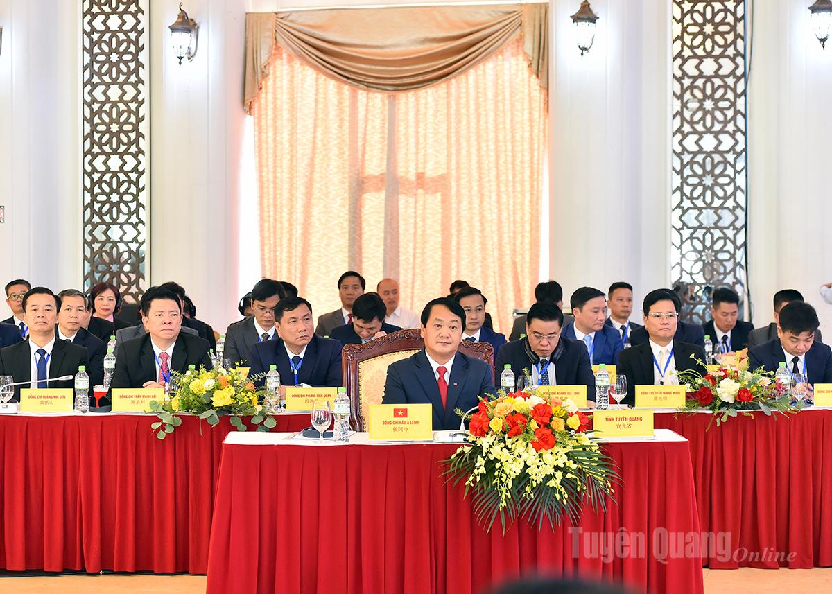 Đồng chí Bí thư Tỉnh ủy Hầu A Lềnh và các đại biểu tỉnh Tuyên Quang dự hội nghị.