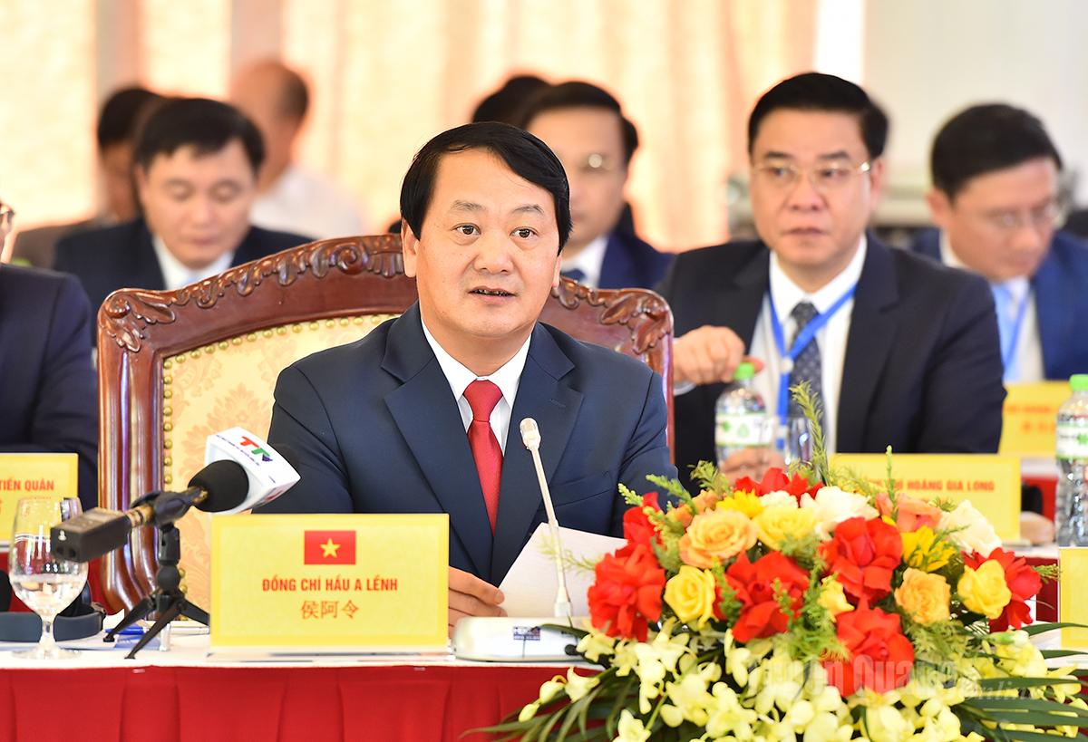 Đồng chí Bí thư Tỉnh ủy Hầu A Lềnh phát biểu tại hội nghị.