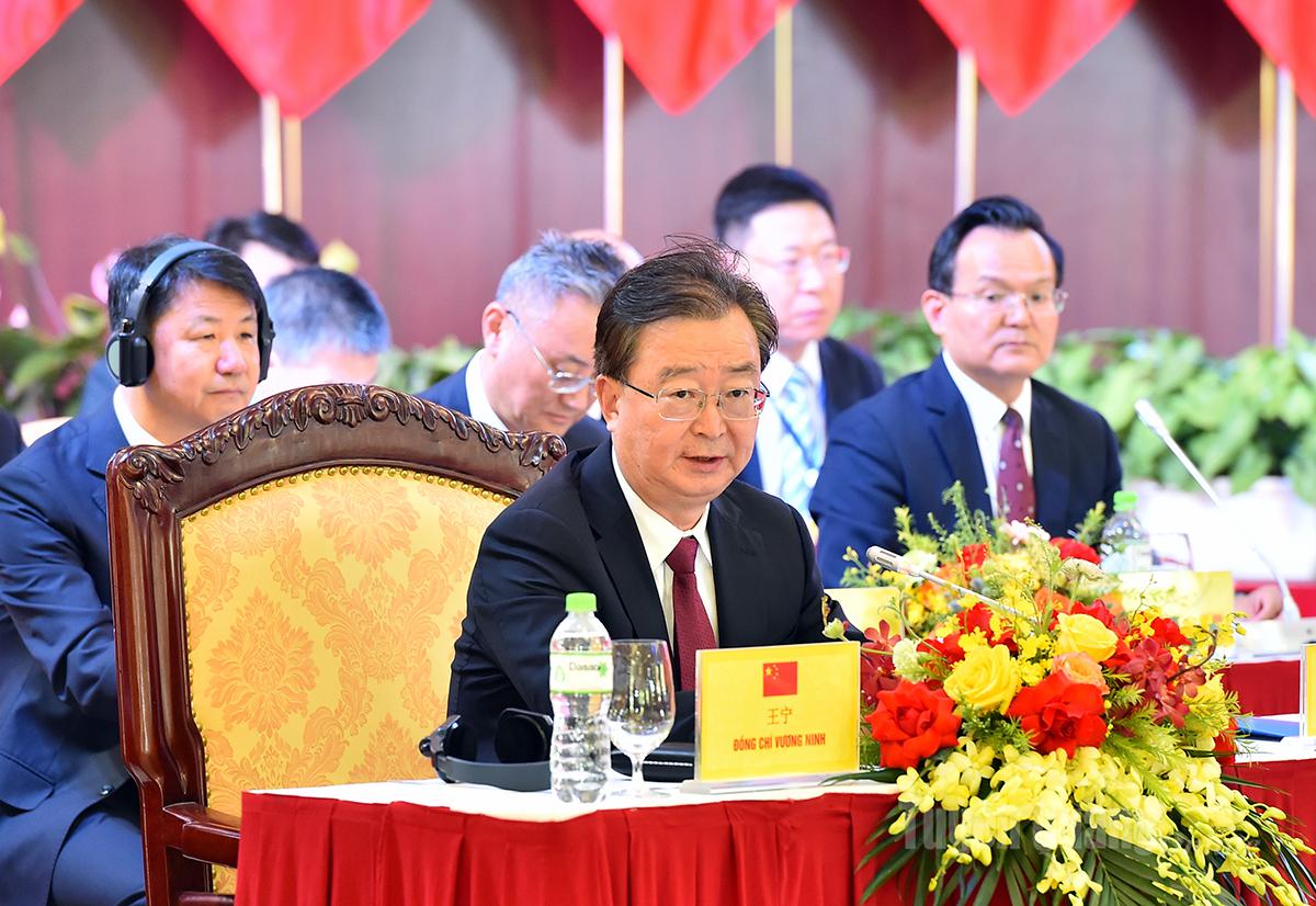 Đồng chí Vương Ninh, Bí thư Tỉnh ủy Vân Nam phát biểu kết luận tại hội nghị.