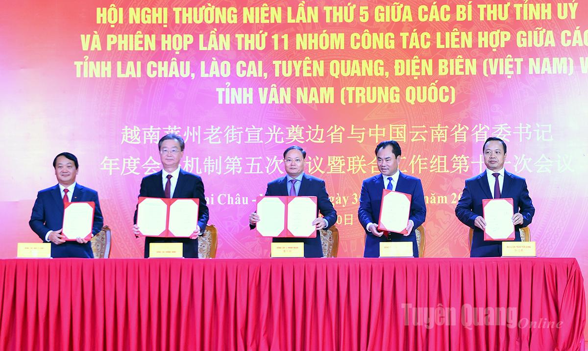 Các đồng chí Bí thư Tỉnh ủy các tỉnh Tuyên Quang, Vân Nam, Lào Cai, Lai Châu và Điện Biên ký kết Biên bản Hội nghị thường niên lần thứ 5.