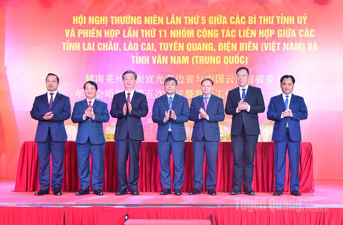 Lãnh đạo Bộ Ngoại giao 2 nước Việt Nam và Trung Quốc cùng các đồng chí Bí thư các tỉnh tại hội nghị.
