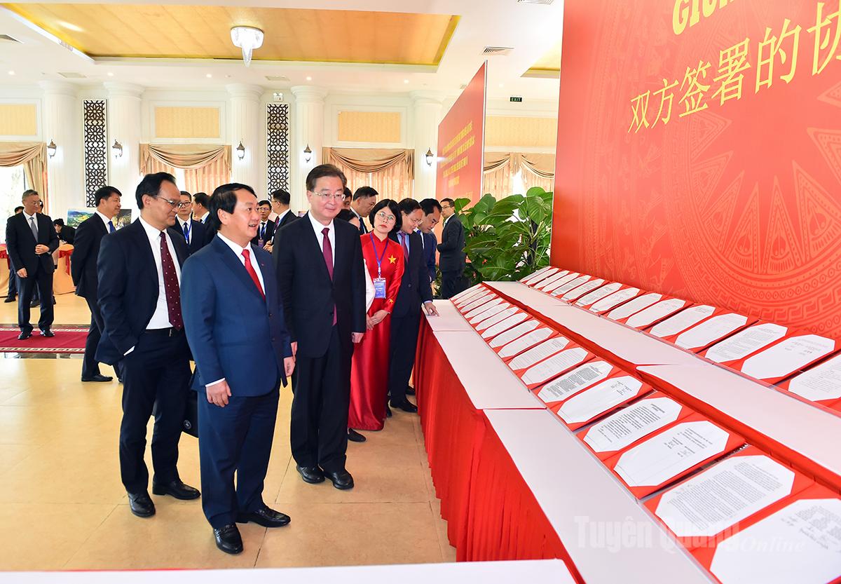 Các đại biểu thăm quan trưng bày các văn kiện ký kết giữa hai bên.