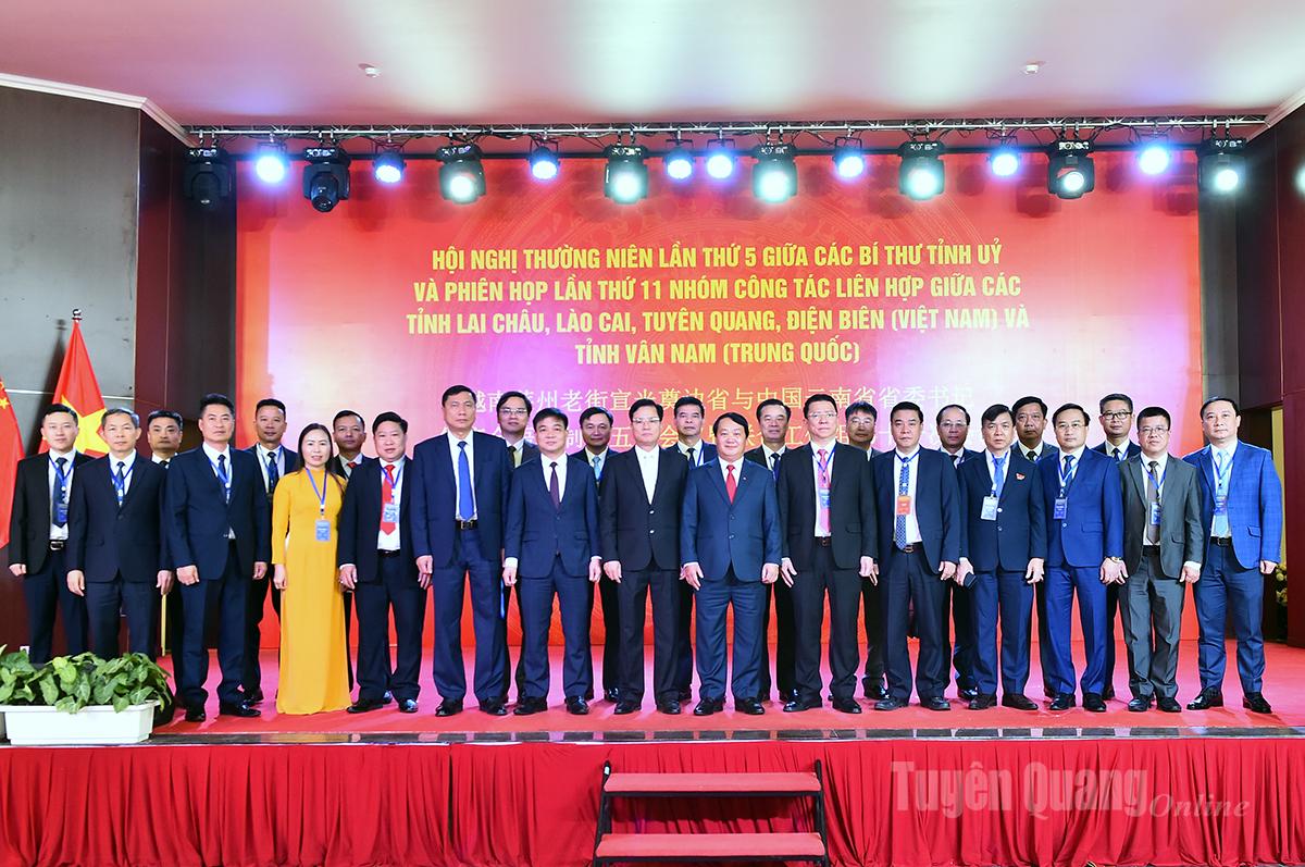 Đoàn đại biểu tỉnh Tuyên Quang chụp ảnh lưu niệm tại hội nghị.