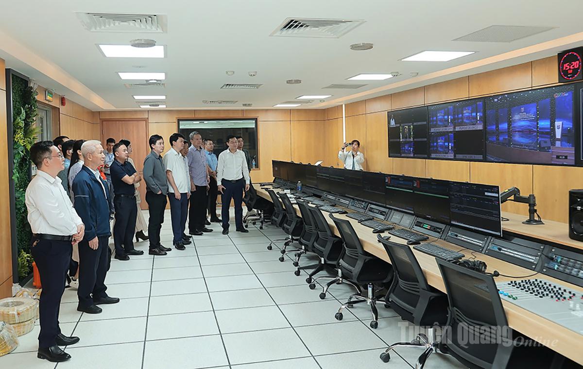 Đại biểu tham quan Báo và phát thanh, truyền hình Quảng Ninh.