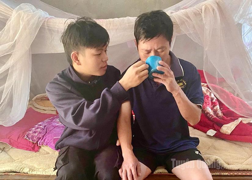 Em Triệu Đức Tuyên, thôn Bản Kè, xã Lâm Bình, tỉnh Tuyên Quang chăm sóc bố đẻ ông Triệu Nguyên Thanh.