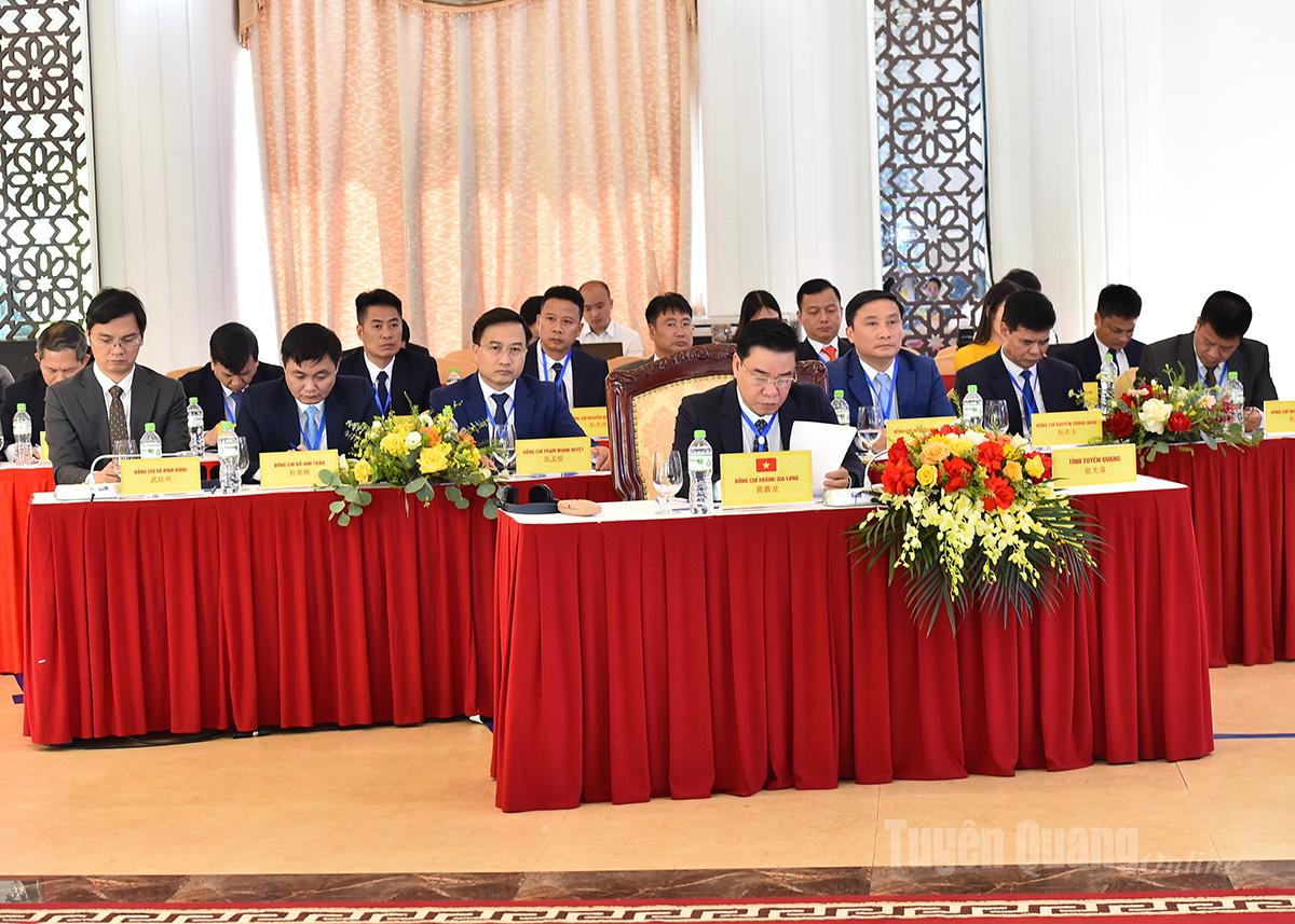 Đồng chí Phó Chủ tịch UBND tỉnh Hoàng Gia Long và các đại biểu tỉnh Tuyên Quang dự hội nghị.