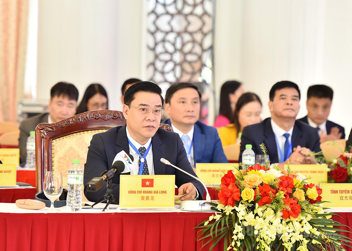 Vice Chairman of the Tuyen Quang Provincial People’s Committee Hoang Gia Long speaking at the meeting.