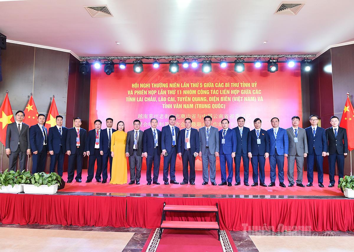 Đoàn đại biểu tỉnh Tuyên Quang chụp ảnh lưu niệm tại hội nghị.