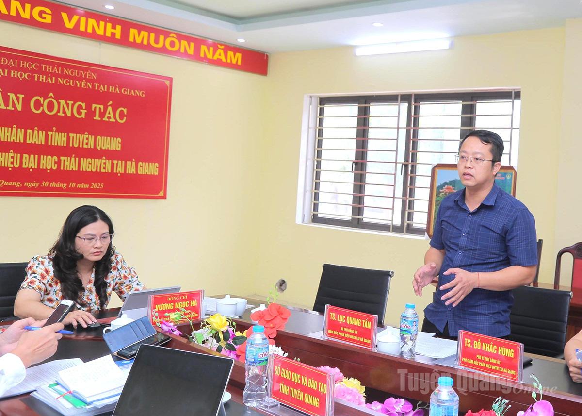 Tiến sĩ Lục Quang Tấn, Giám đốc Phân hiệu Đại học Thái Nguyên tại Hà Giang báo cáo về hoạt động của đơn vị.