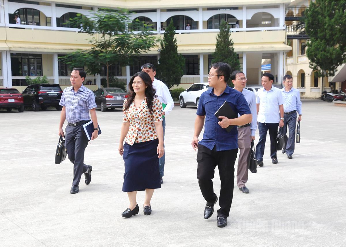 Phó Chủ tịch UBND tỉnh Vương Ngọc Hà cùng đoàn công tác tham quan khuôn viên của Phân hiệu Đại học Thái Nguyên tại Hà Giang.