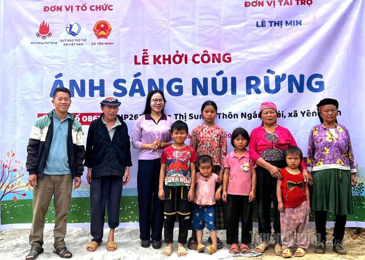 5 chị em Thào Thị Sung trong buổi khởi công nhà mới.