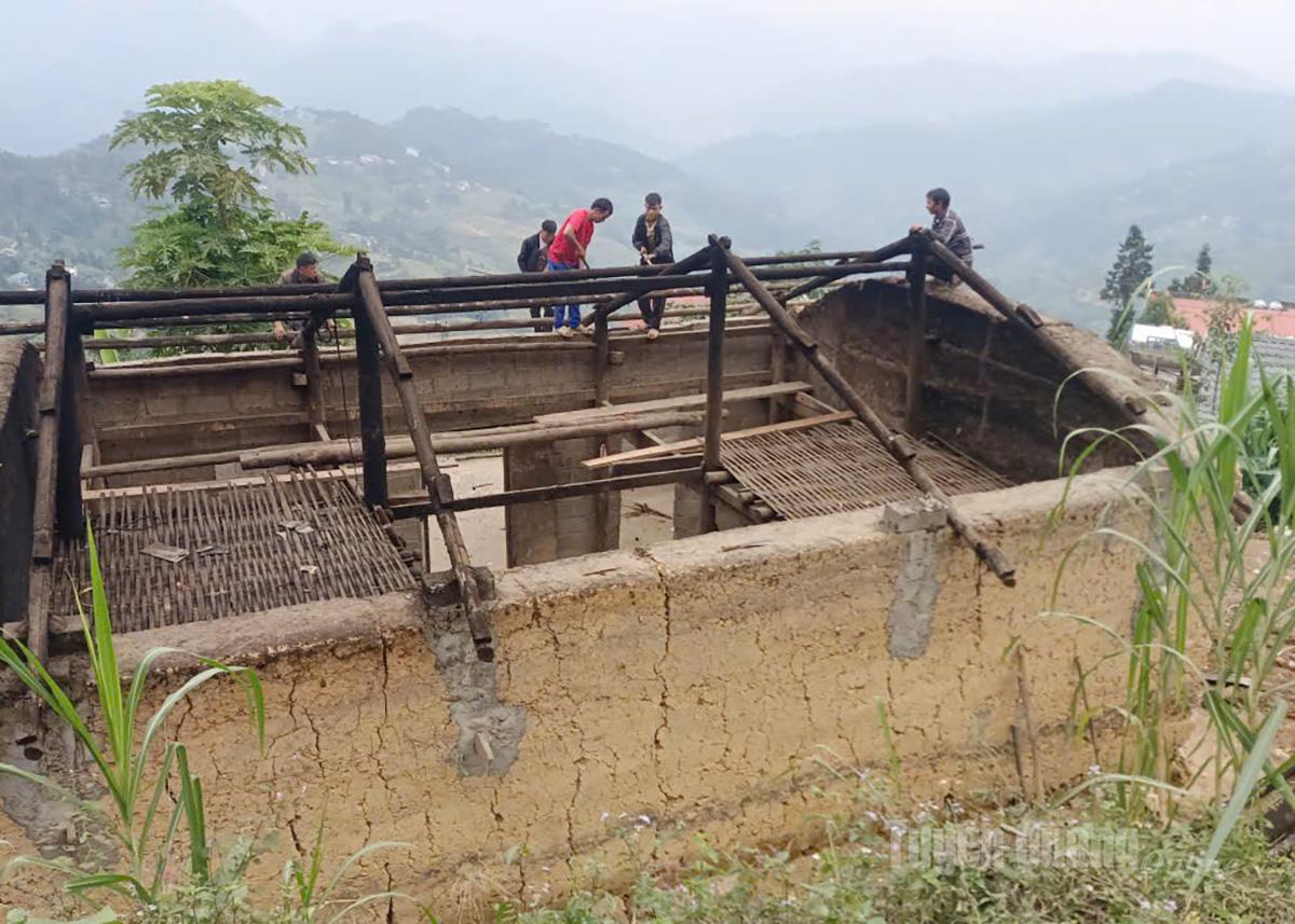 Các đoàn thể xã, người dân trong thôn hỗ trợ ngày công lao động để xây nhà.