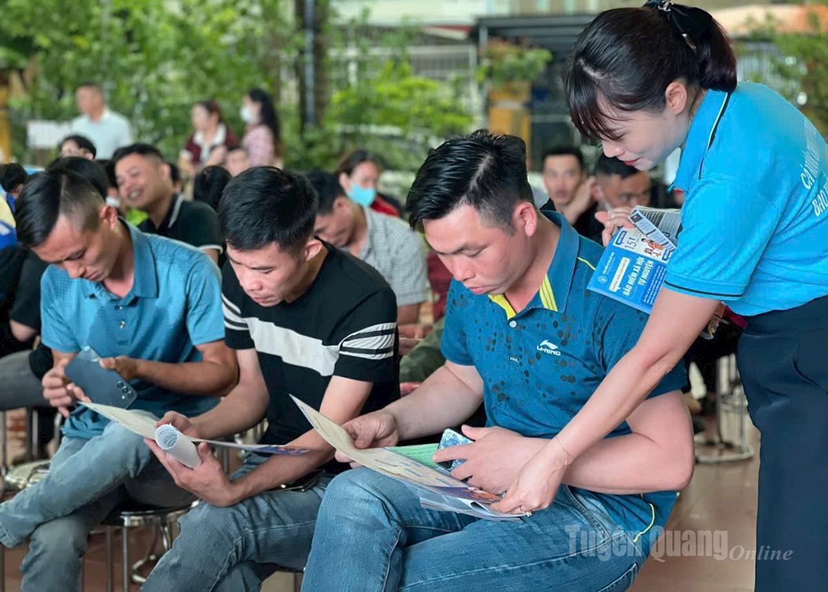 Cán bộ BHXH tỉnh tuyên truyền chính sách BHXH, BHYT, BHTN cho người lao động.