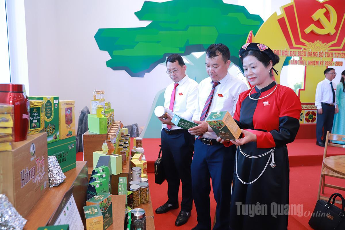 Các sản phẩm chè của tỉnh ngày càng khẳng định thương hiệu trên trường quốc tế. Trong ảnh: Các đại biểu tham quan sản phẩm chè trưng bày tại Đại hội Đảng bộ tỉnh lần thứ I.