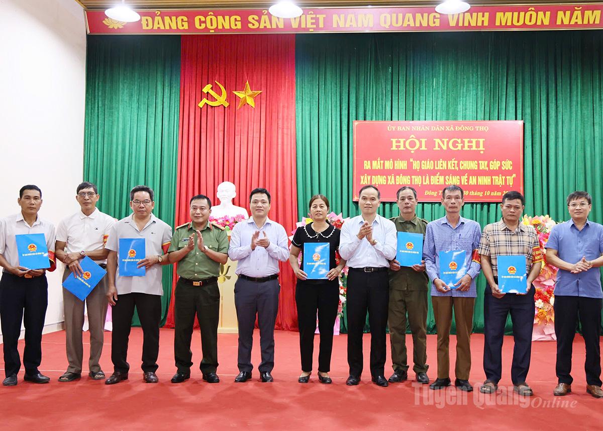 Lãnh đạo cấp uỷ, chính quyền địa phương trao quyết định các thành viên Ban Điều hành, Tổ tự quản mô hình.